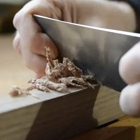 Hand mit Ziehklinge